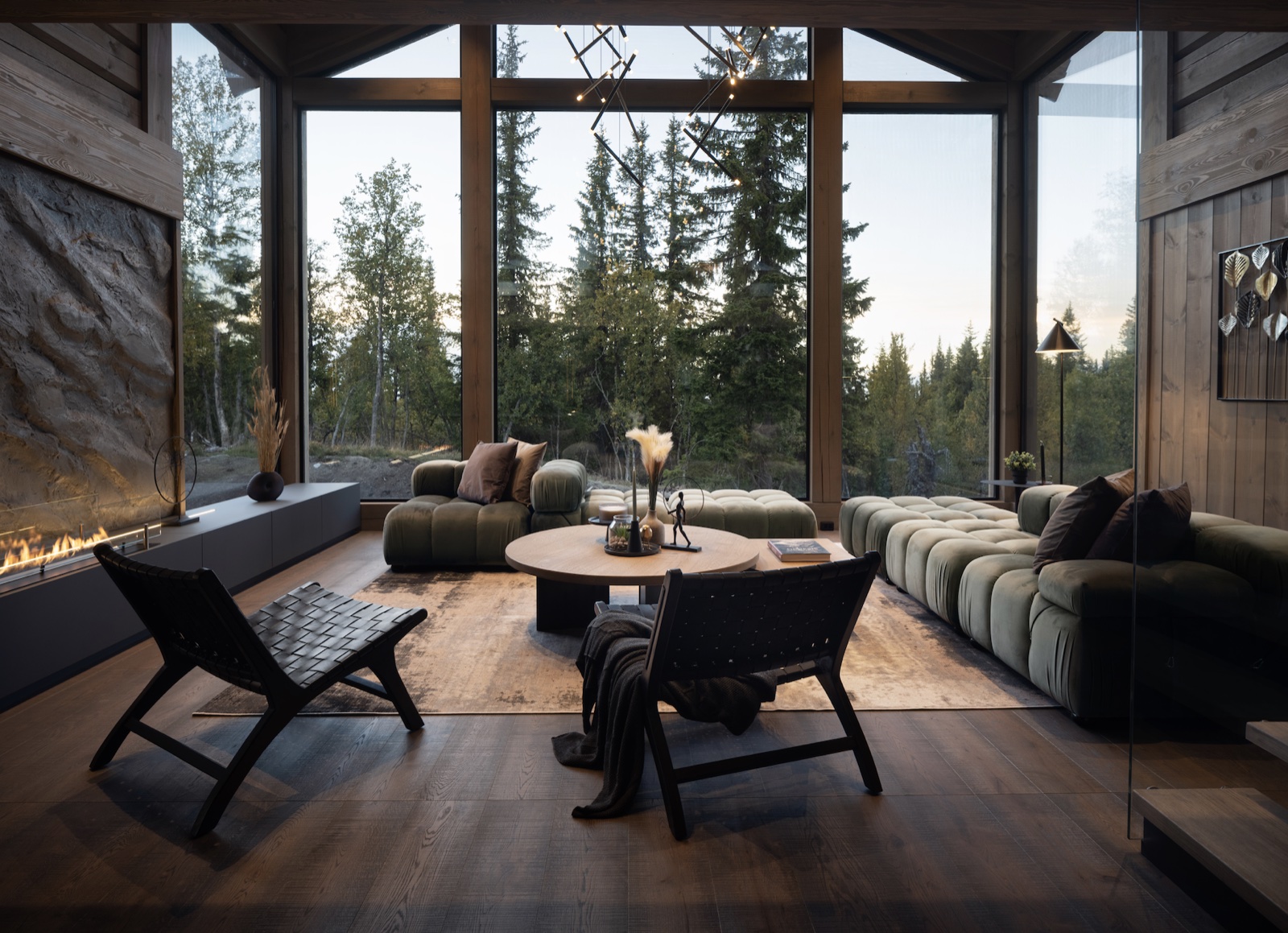 Hytte Trysil — tregulv i hytte med store vinduer
